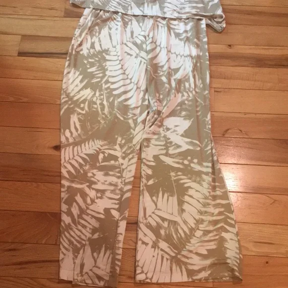 Beautiful women’s jumpsuit Chicos size 1 petite great for work or nite out! - Picture 2 of 6